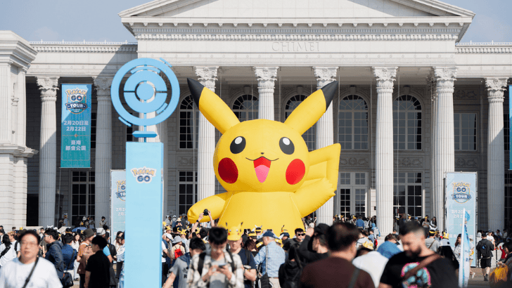 Pokemon GO Tour: Kalos with a large Pikachu and many players