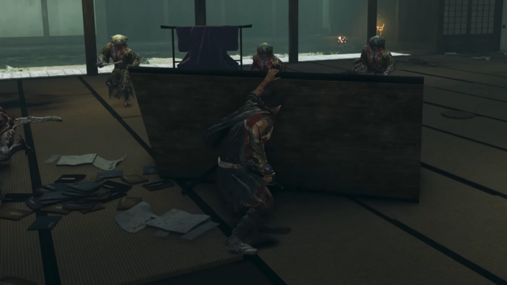 Onimusha: Way of the Sword Musashi holding up a rectangular piece of furniture to shield himself from three Genma warriors