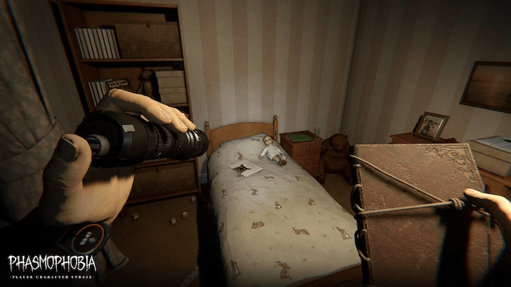 Player investigating a bedroom